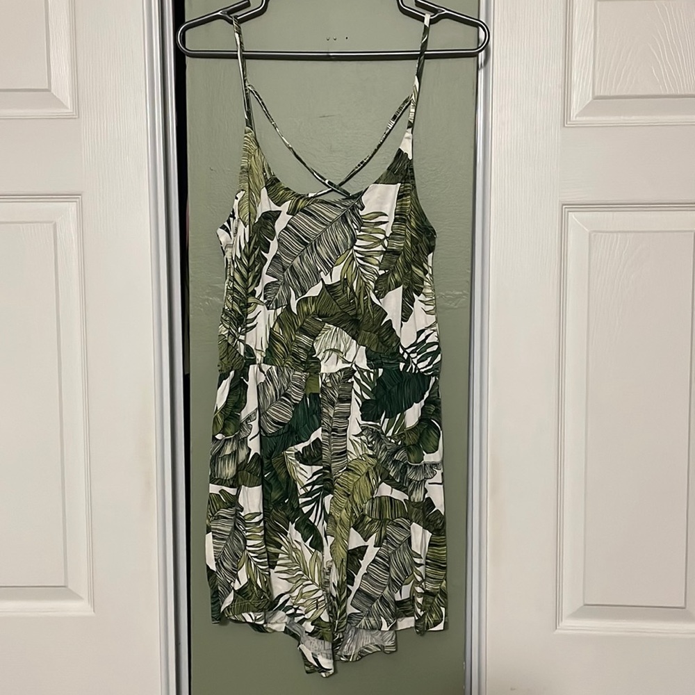 H&M Women’s Palm Tree Romper, Size Medium, Excellent Condition and Super Cute! - Picture 1 of 4